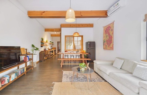 Cam Thanh House | Vesta Gallery Villa above bookstore