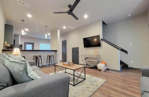 College Station House | Veteran's Park Condo #708 - 2bed/2.5bath w/pool