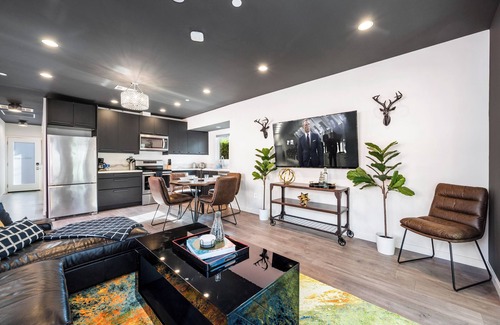 Hollywood Hotel | Vibey 2BDR in Prime Hollywood | Steps to Attractions | Rock n Roll by AvantStay