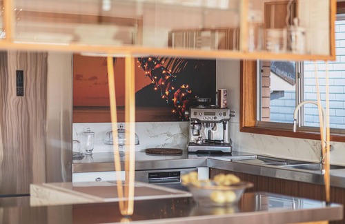 Nelson Bay House | Vibin' Fun House 400meters (5 min walk) to D'Albora Marinas.nOutdoor Span