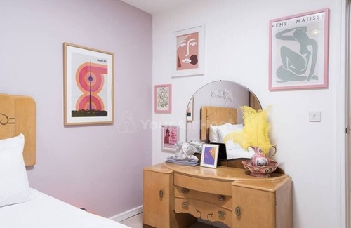 Shooters Hill Apartment | Vibrant 1BR flat in Greenwich