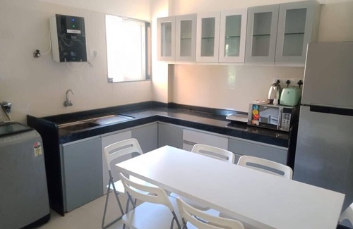 Anjuna Apartment | Vibrant 2-bedroom apartment in wonderful Anjuna with WiFi, AC