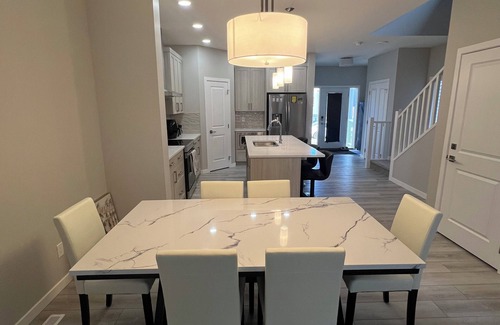 Southeast Calgary House | Vibrant 3 Bedroom House