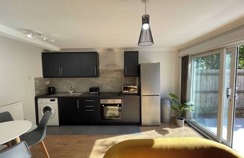 Bromley South House | Vibrant 4 Bed House + Garden Mile End