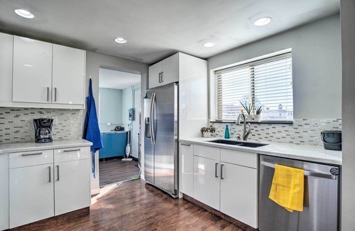 Montgomery Park House | Vibrant ABQ Adobe Den: Mtn Views, Walk to Park!