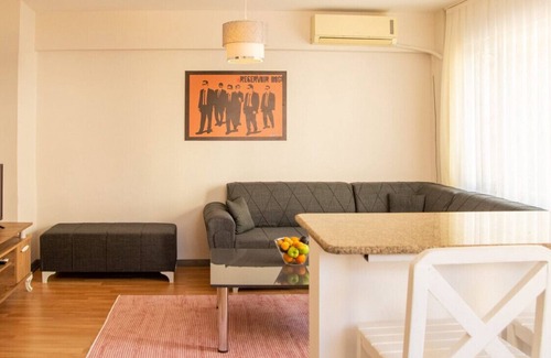 Old Town Apartment | Vibrant and Central Flat near Kordon in Alsancak