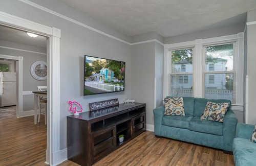 Hampton House | Vibrant, Historical Escape in Phoebus!