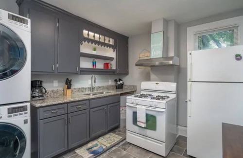 Hampton House | Vibrant, Historical Escape in Phoebus!