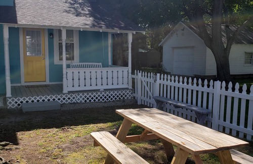 Hampton House | Vibrant, Historical Escape in Phoebus!