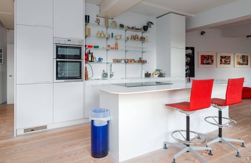 Haggerston Apartment | Vibrant Home near Broadway Market
