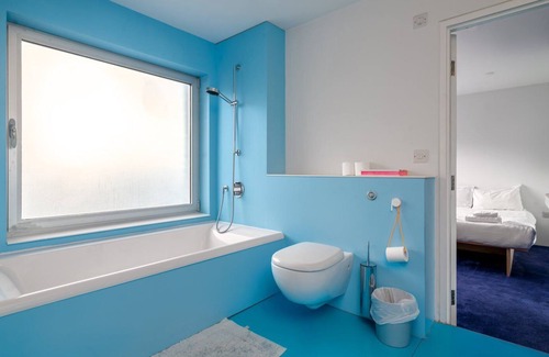 Haggerston Apartment | Vibrant Home near Broadway Market