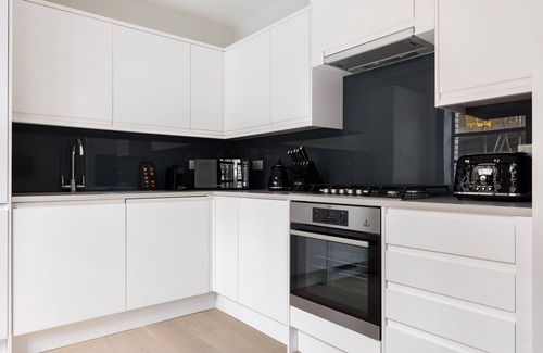 Chinatown Apartment | Vibrant Leicester Square 2BR - Netflix & Nespresso