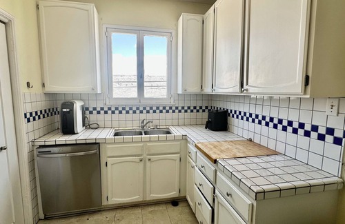 Mid-Wilshire Apartment | Vibrant Los Angeles Apt. Light Filled, Parking, Piano