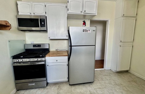Mid-Wilshire Apartment | Vibrant Los Angeles Apt. Light Filled, Parking, Piano