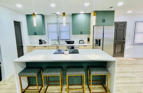 Greensboro House | Vibrant Modern Home at Prime Location 4 bed 3 bath