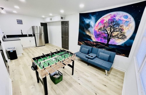 Greensboro House | Vibrant Modern Home at Prime Location 4 bed 3 bath