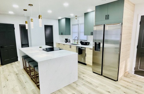 Greensboro House | Vibrant Modern Home at Prime Location 4 bed 3 bath