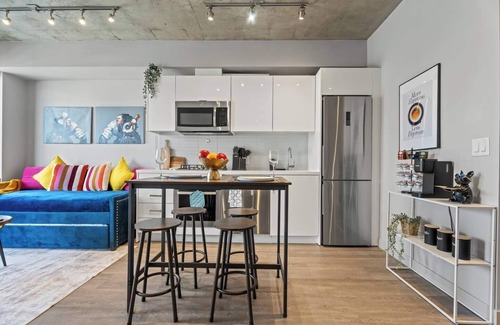 Connaught Apartment | Vibrant PopArt downtown suite – comfy & stylish!