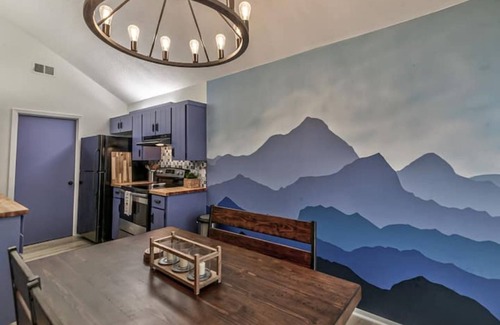 Lenexa House | Vibrant remodeled 3 bedroom townhome