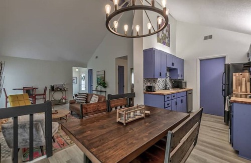 Lenexa House | Vibrant remodeled 3 bedroom townhome