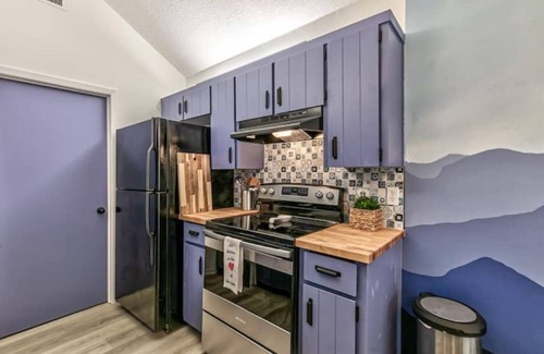 Lenexa House | Vibrant remodeled 3 bedroom townhome