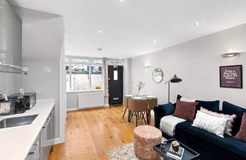 Golders Green Apartment | Vibrant Sidy Boy Artistic Flair Cottage in NW11