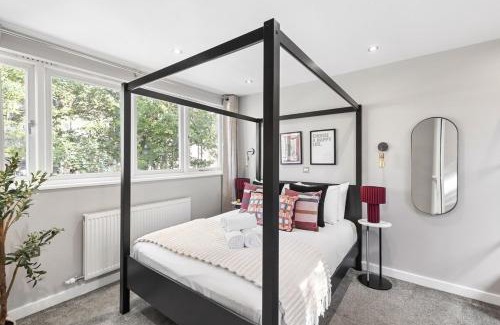 Golders Green Apartment | Vibrant Sidy Boy Artistic Flair Cottage in NW11