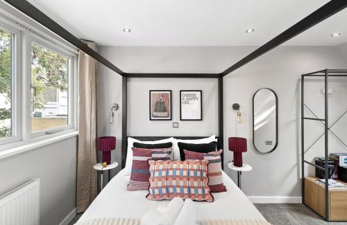 Golders Green Apartment | Vibrant Sidy Boy Artistic Flair Cottage in NW11
