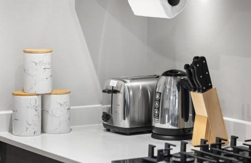 Golders Green Apartment | Vibrant Sidy Boy Artistic Flair Cottage in NW11