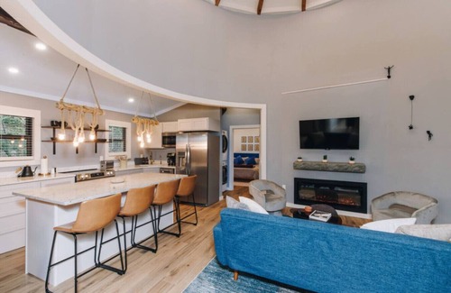 Saint Helens House | Vibrant Silo House | Hot Tub | Sleep 6 | King Beds