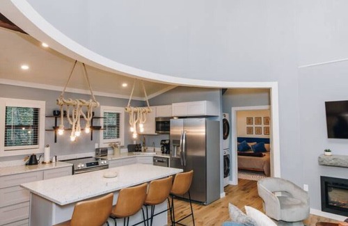 Saint Helens House | Vibrant Silo House | Hot Tub | Sleep 6 | King Beds