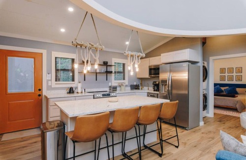 Saint Helens House | Vibrant Silo House | Hot Tub | Sleep 6 | King Beds