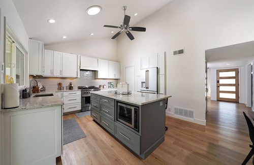 Midway City House | Vibrant Vacation Home - Orange County - Disneyland