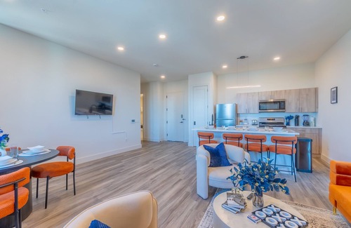 East Orange Apartment | Vibrant Visit near Airport! Free Parking, 2 Baths & Sleeps 8! ✨20% OFF 7 days✨