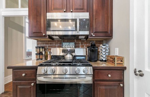 Benton Park House | Victor · Elegant 3 Story Historic Rmdl *Sleeps 18* - Pets