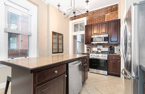 Benton Park House | Victor · Elegant 3 Story Historic Rmdl *Sleeps 18* - Pets