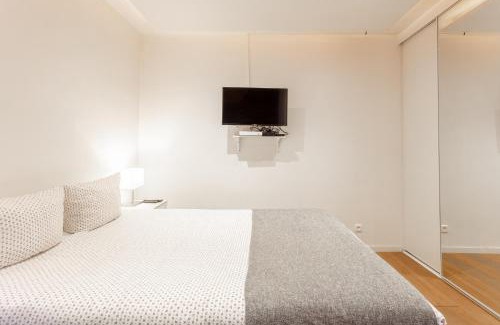 Porte-Dauphine Apartment | Victor Hugo Flat