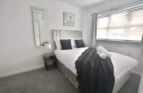 Hull House | Victoria Dock 3 Bedroom House sleeps 5-Free Parking-Contractor Long Stay