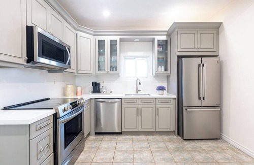 Niagara Falls House | Victoria Family Vacation Home - 7 Seats HotTub - CLOSEST To The Falls