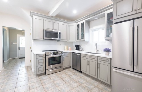 Niagara Falls House | Victoria Family Vacation Home - 7 Seats HotTub - CLOSEST To The Falls