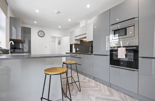 Barling Apartment | Victoria House w/ Daily Housekeeping and Bfast Basket