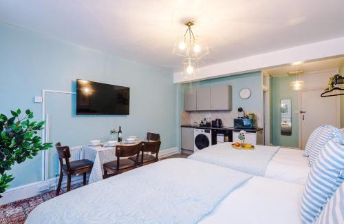 Leamington Spa Apartment | Victoria Park Studio 4 - Parking, WiFi, Free Netflix, Disneyplus & Amzon Prime