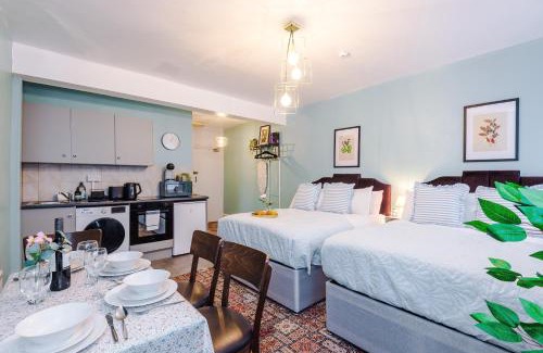 Leamington Spa Apartment | Victoria Park Studio 4 - Parking, WiFi, Free Netflix, Disneyplus & Amzon Prime