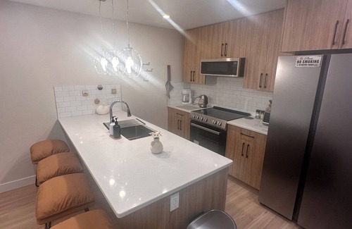 Victoria House | Victoria's Oceanside Family Retreat 2br new nbsmt, 15 walking min to the beach