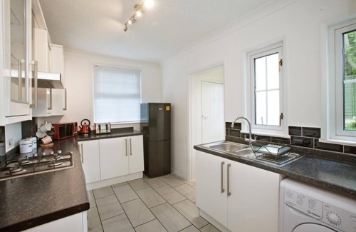 Chelmsford House | Victoria's Place : 1 km from Chelmsford Station and 5mins to the city center.