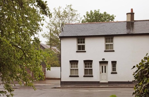 Chelmsford House | Victoria's Place : 1 km from Chelmsford Station and 5mins to the city center.
