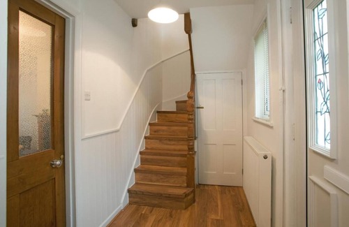 Chelmsford House | Victoria's Place : 1 km from Chelmsford Station and 5mins to the city center.