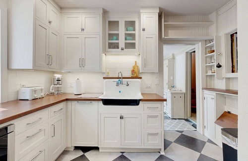 Ripon House | Victorian all-suite lakefront house with pier, piano, & wood fireplace