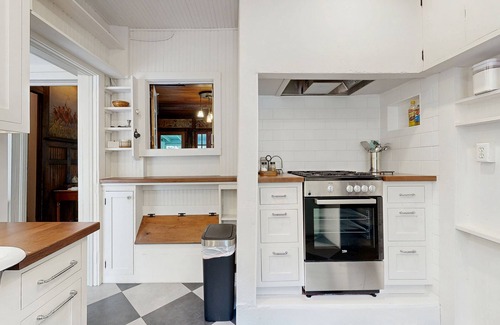 Ripon House | Victorian all-suite lakefront house with pier, piano, & wood fireplace
