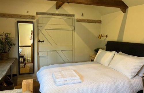 Stamford Apartment | Victorian Red Brick Barn in the Heart of Stamford